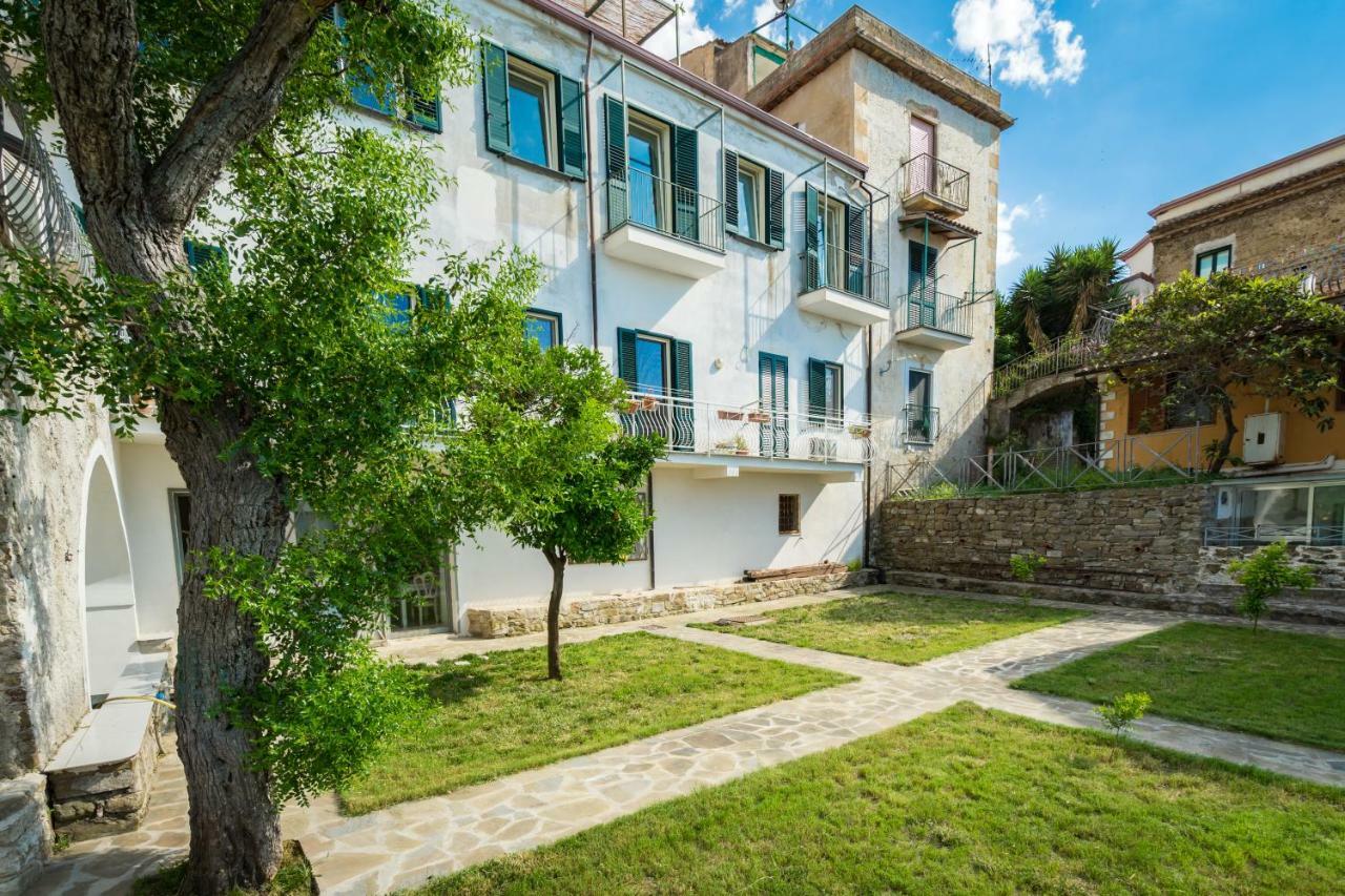 Borgo Dei Saraceni - Domus Indomita Bed & Breakfast Агрополи Екстериор снимка